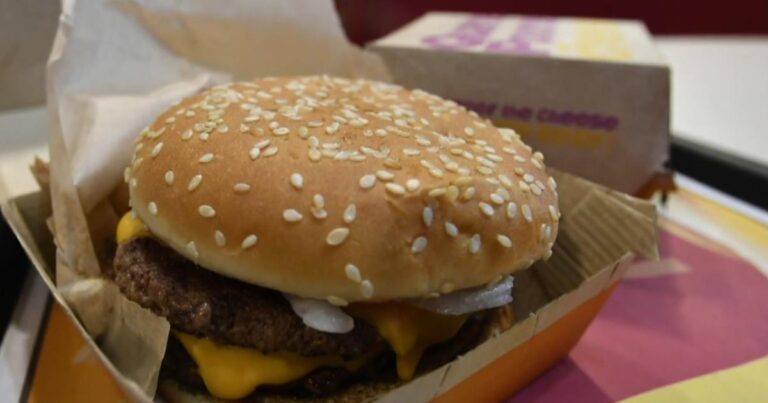 cbsn fusion e coli outbreak in 10 states linked to mcdonalds quarter pounders thumbnail