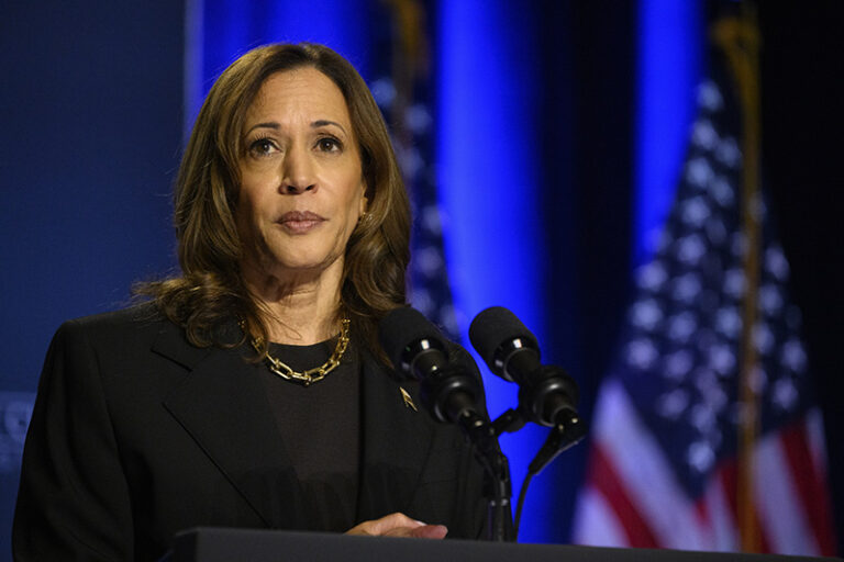 kamala harris campaign rally photosb