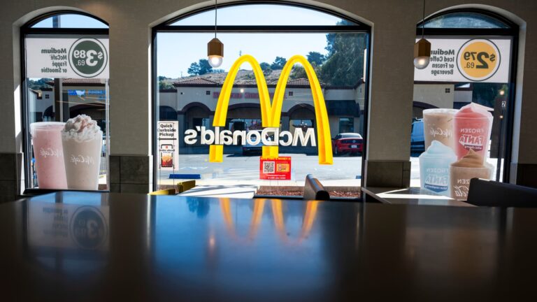 108052966 1729862108403 gettyimages 2179715492 MCDONALDS E COLI