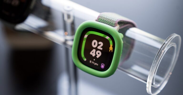 247127 Fitbit Ace LTE VSong 0007
